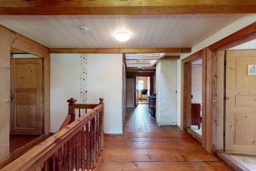 halle / korridor mit holzfußboden, obergeschoss-podest, balkendecke, rauch-kohlenmonoxid-detektor, und natürliches licht