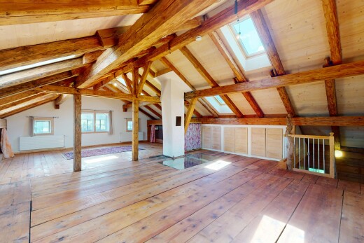 leerer raum mit dachfenster, natürliches licht, holzfußboden, dachschräge, und balkendecke