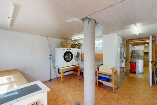 buanderie avec lave-linge et sèche-linge séparés, lumière naturelle, et buanderie