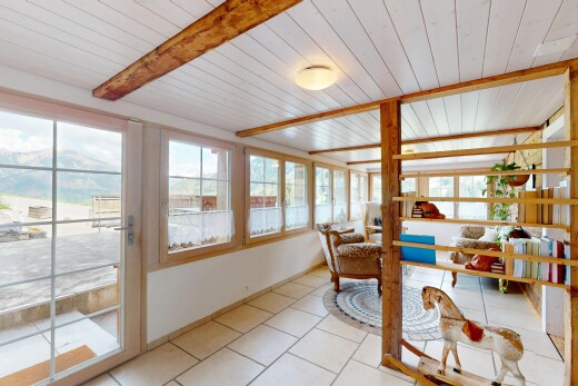 bureau avec plafond en bois, plafond à poutres, lumière naturelle, et sol en carrelage