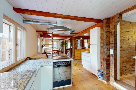 küche mit ofen, natürliches licht, holzfußboden, dunstabzugshaube, und balkendecke