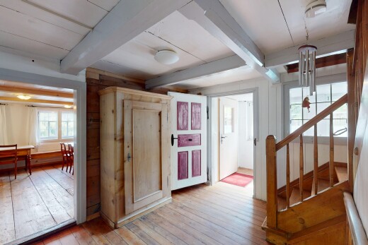 halle / korridor mit balkendecke, holzfußboden, treppen, und natürliches licht