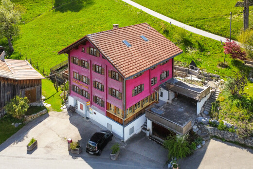 außenansicht mit parkplatz, auffahrt, und ziegeldach