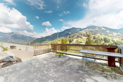 äußeresraum mit terrasse und blick auf die berge