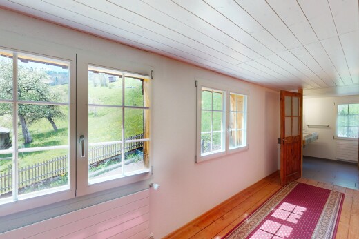 leerer raum mit holzfußboden, holzdecke, gipskartonwand, und natürliches licht