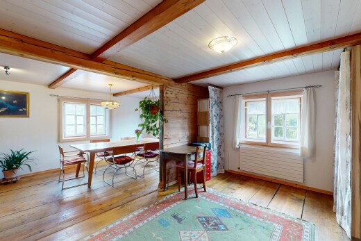 büro mit holzfußboden, natürliches licht, bemerkenswerter kronleuchter, und balkendecke