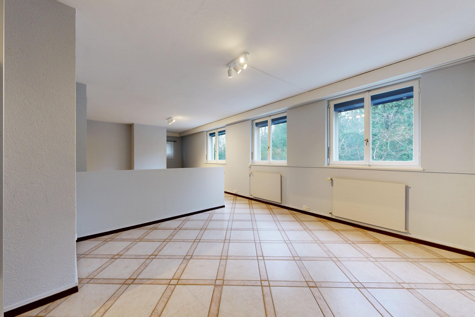pièce vide avec inside property, natural light, lumière naturelle, light floor, et sous-sol