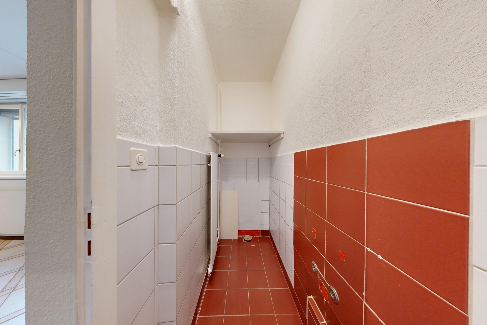 couloir avec tile wall, mur en carrelage, textured wall, mur texturé, et inside property