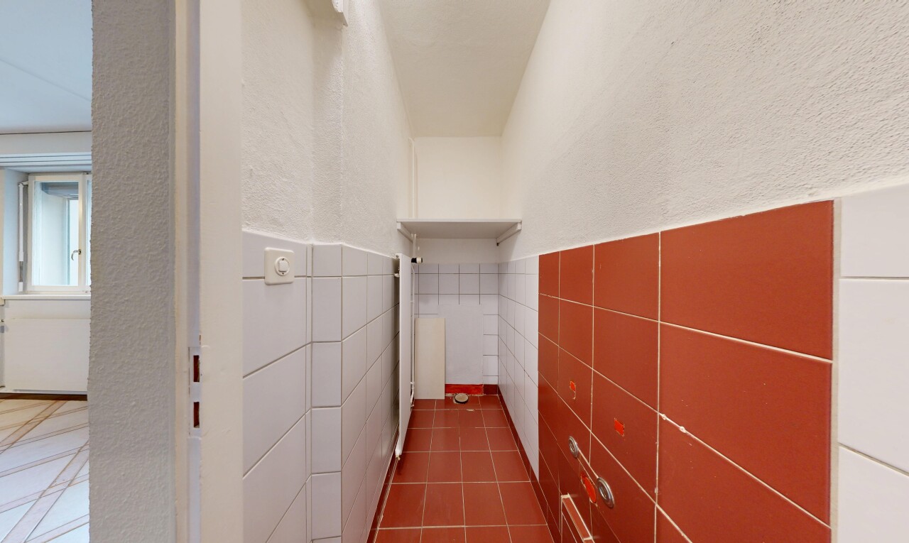 couloir avec tile wall, mur en carrelage, textured wall, mur texturé, et inside property
