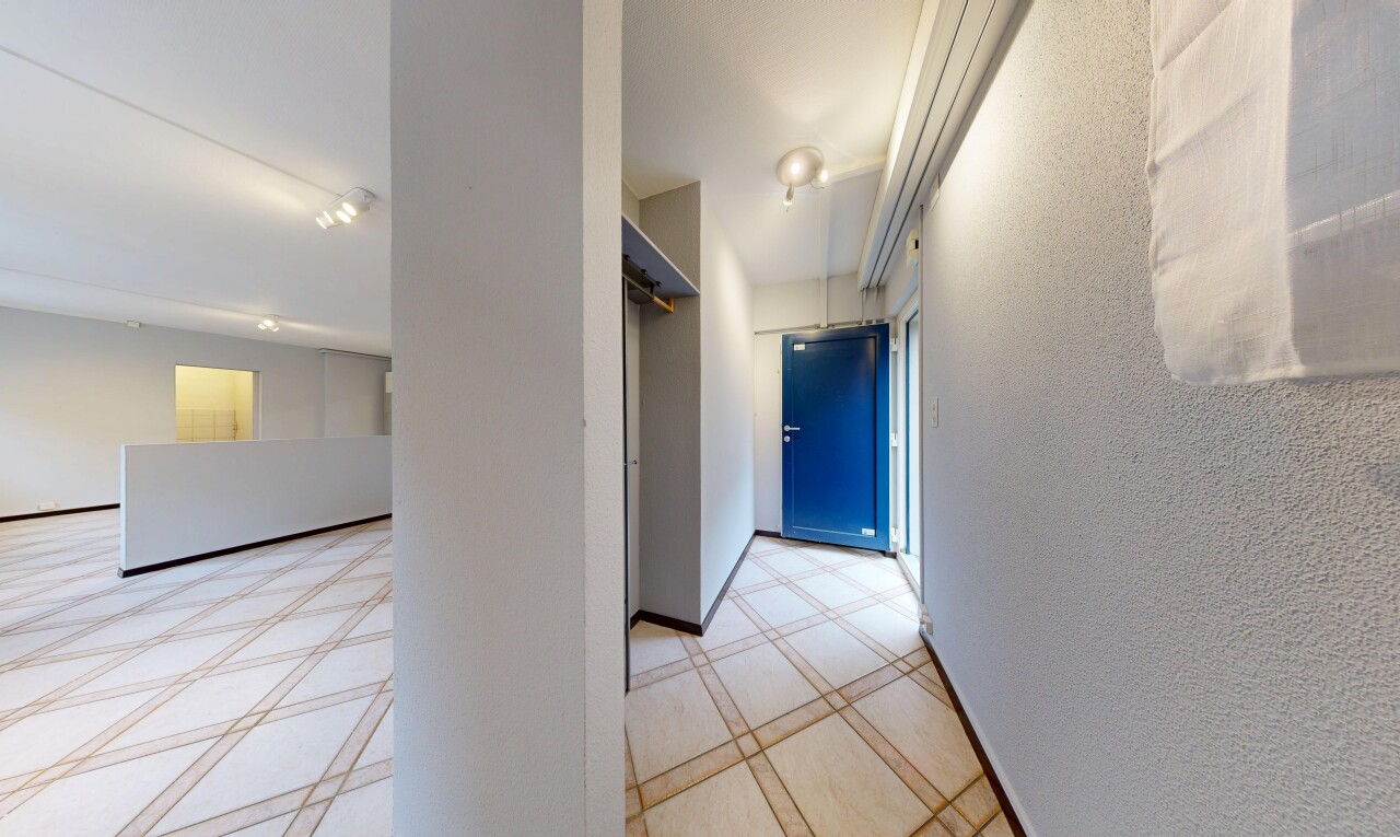 couloir avec inside community, baseboards wall, et plinthes murales