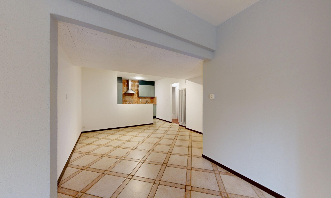 pièce vide avec inside property, drywall, cloison sèche, sous-sol, et light floor
