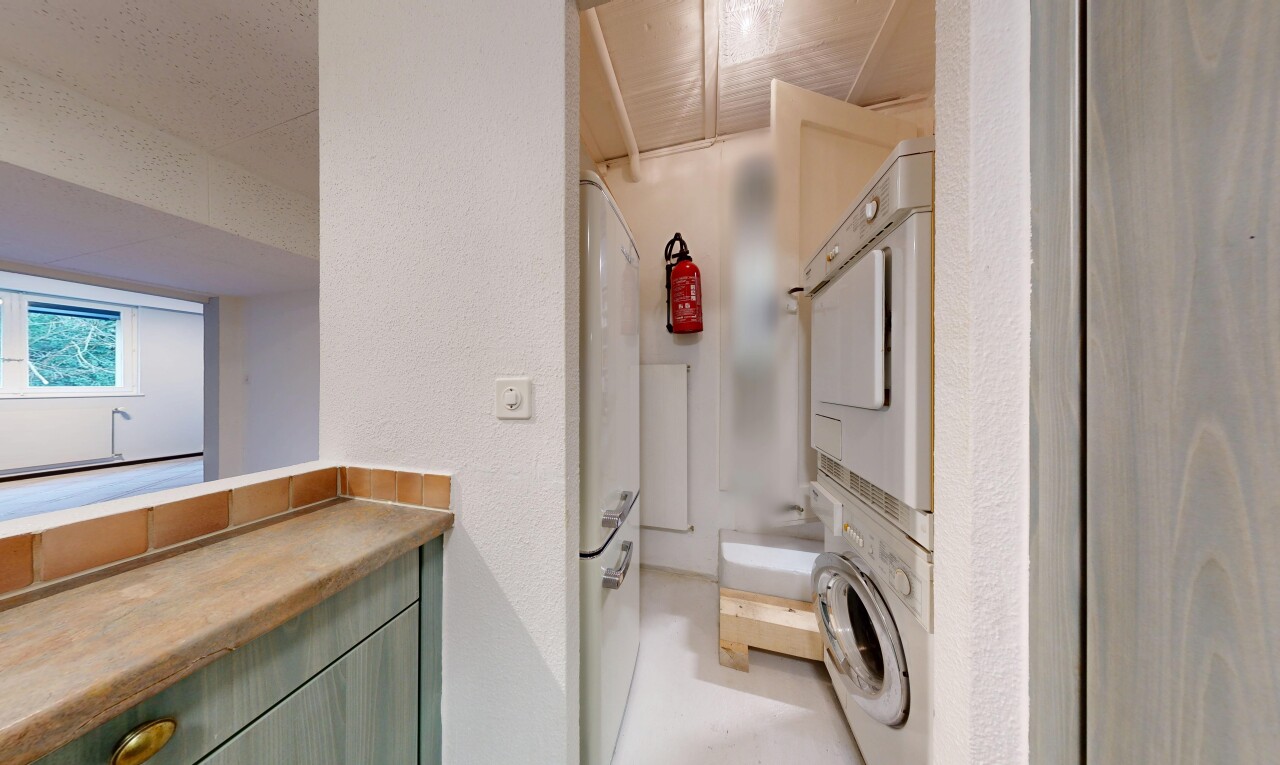 salle de bains avec salle de bain complète, inside property, lave-linge et sèche-linge superposés, natural light, et lumière naturelle
