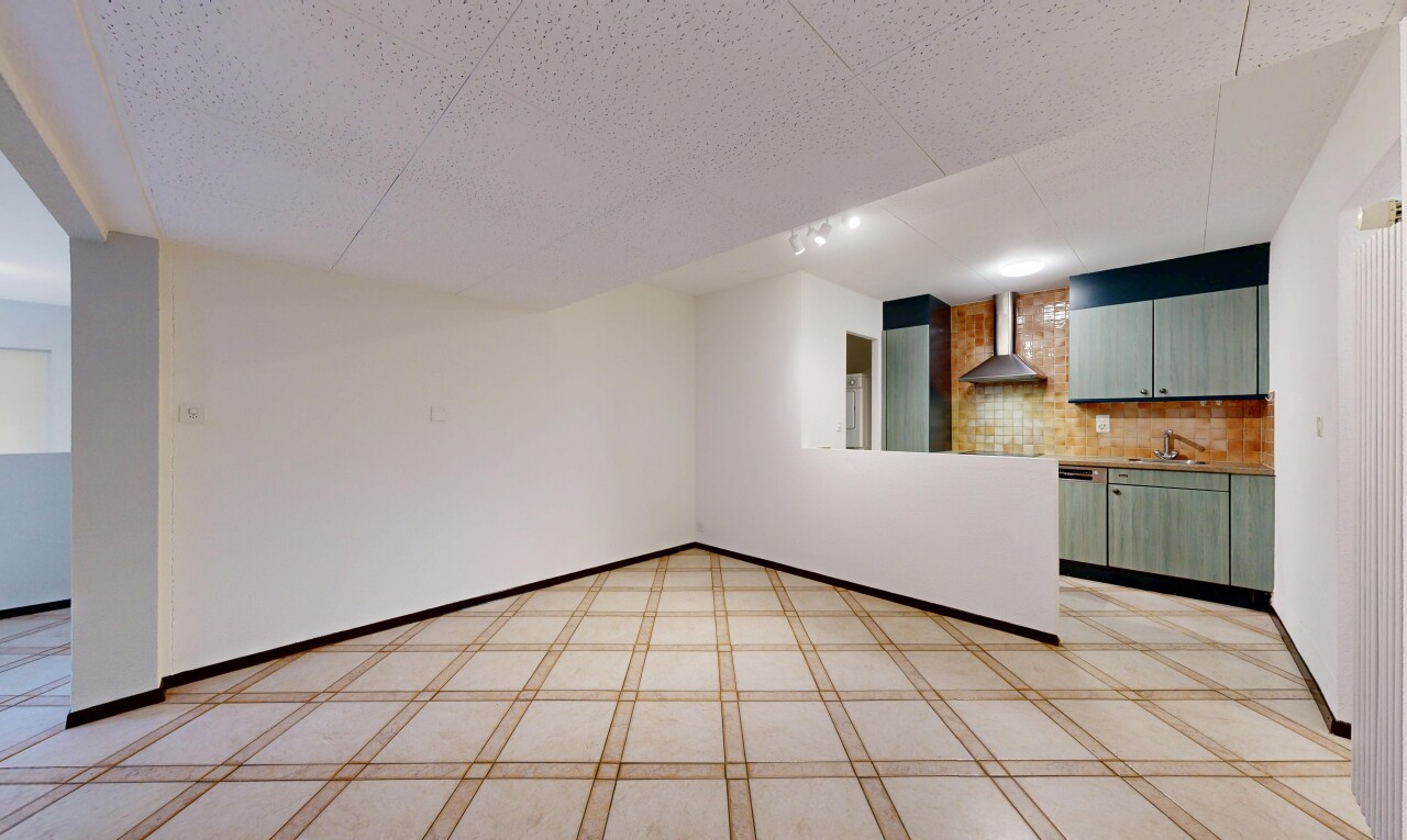 pièce vide avec inside property, drywall, cloison sèche, light floor, et backsplash
