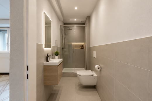 couloir avec tile wall, mur en carrelage, textured wall, mur texturé, et inside property