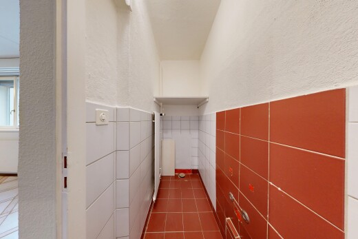 couloir avec tile wall, mur en carrelage, textured wall, mur texturé, et inside property