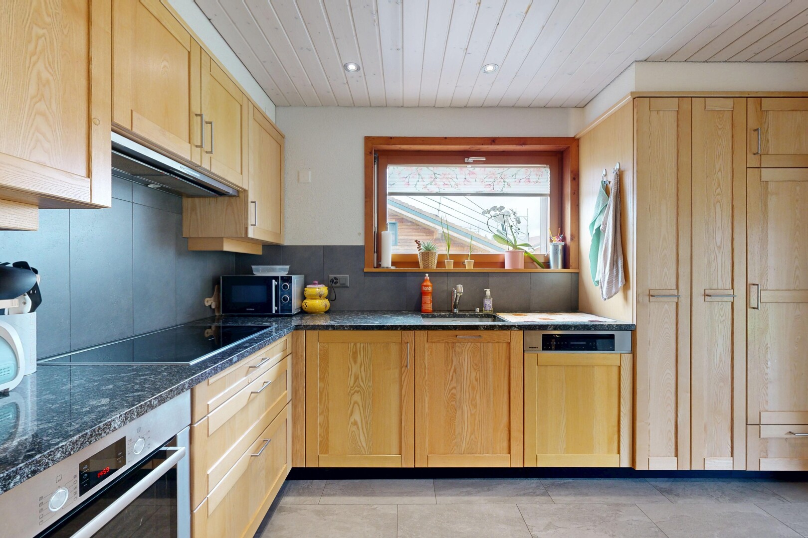 cuisine avec four, armoires de style shaker, shaker cabinets, armoires marron clair, et light brown cabinets