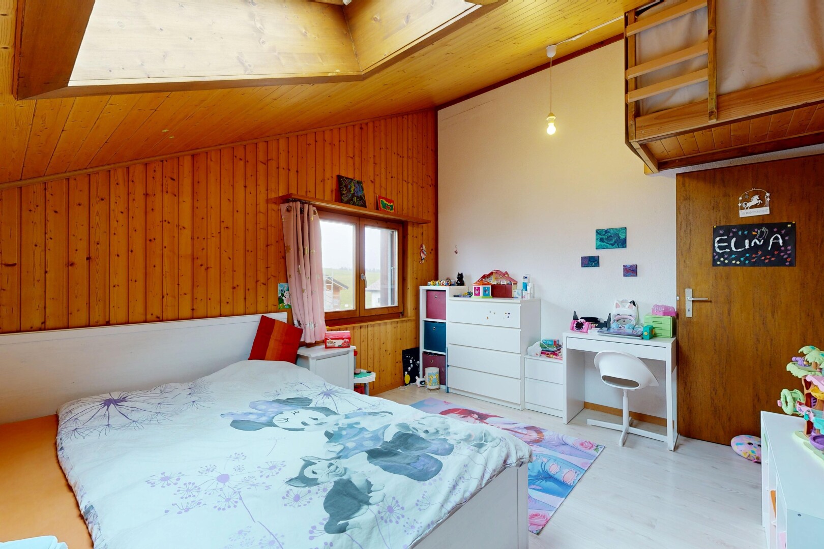 chambre avec mur en bois, wood wall, inside property, plafond voûté, et vaulted ceiling