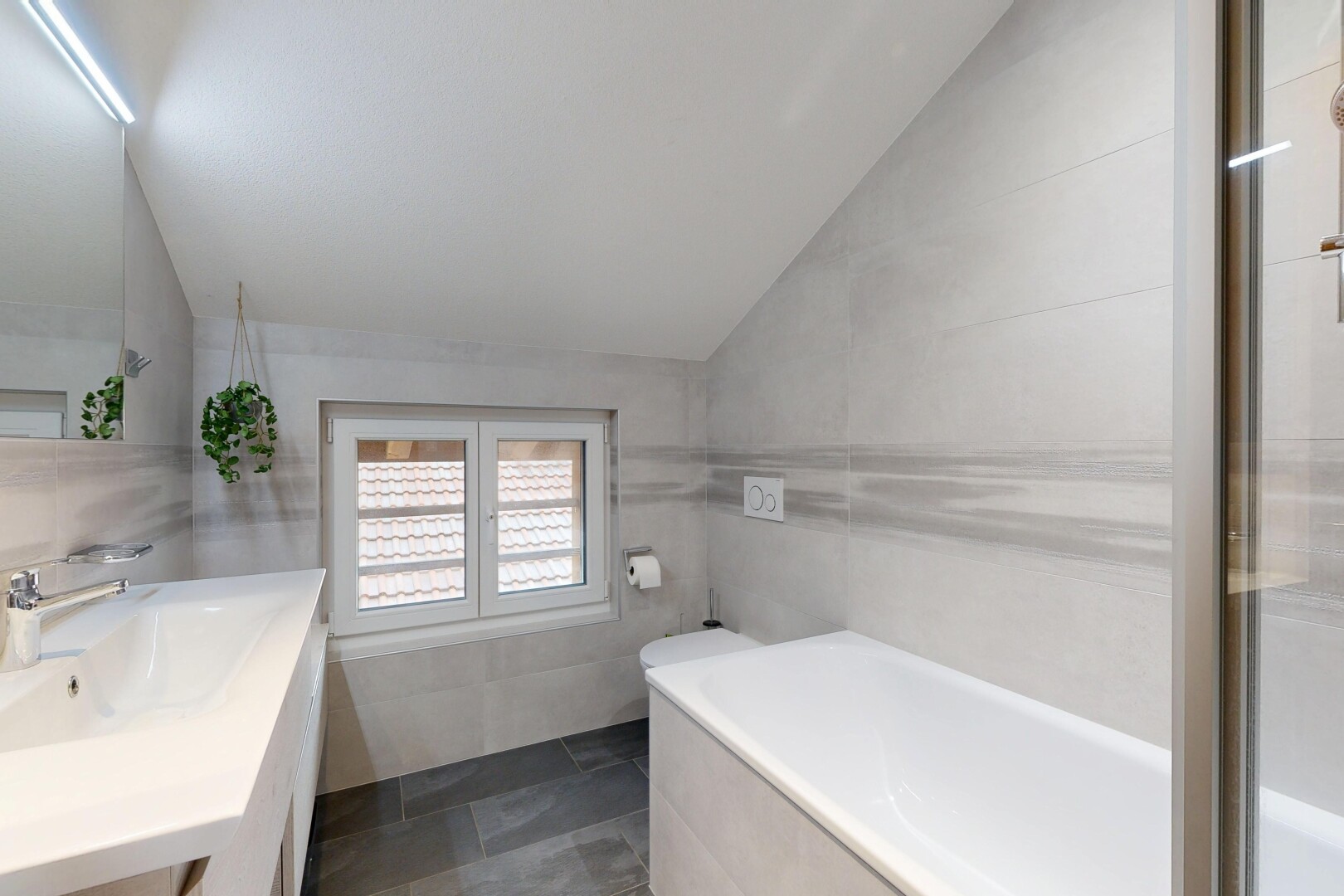 salle de bains avec miroir, plafond voûté, vaulted ceiling, lavabo (ou coiffeuse selon le contexte), et bain
