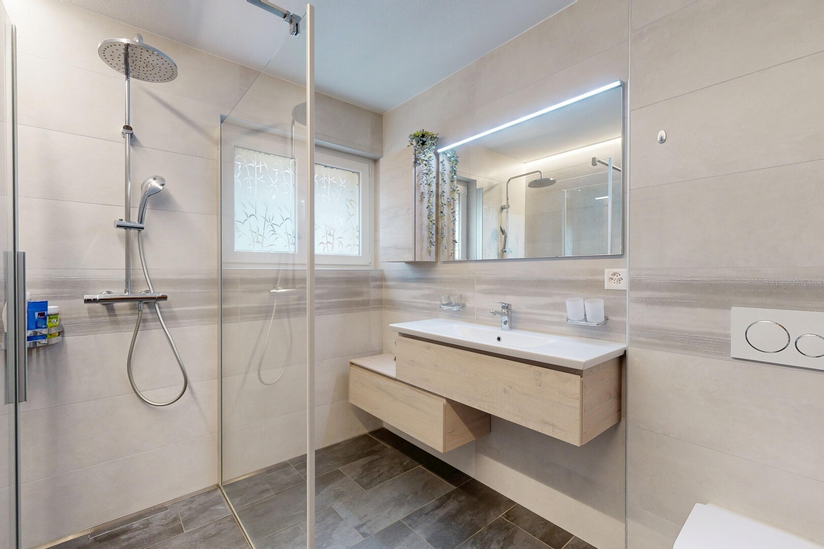 salle de bains avec salle de bain complète, douche, lavabo (ou coiffeuse selon le contexte), tile wall, et mur en carrelage