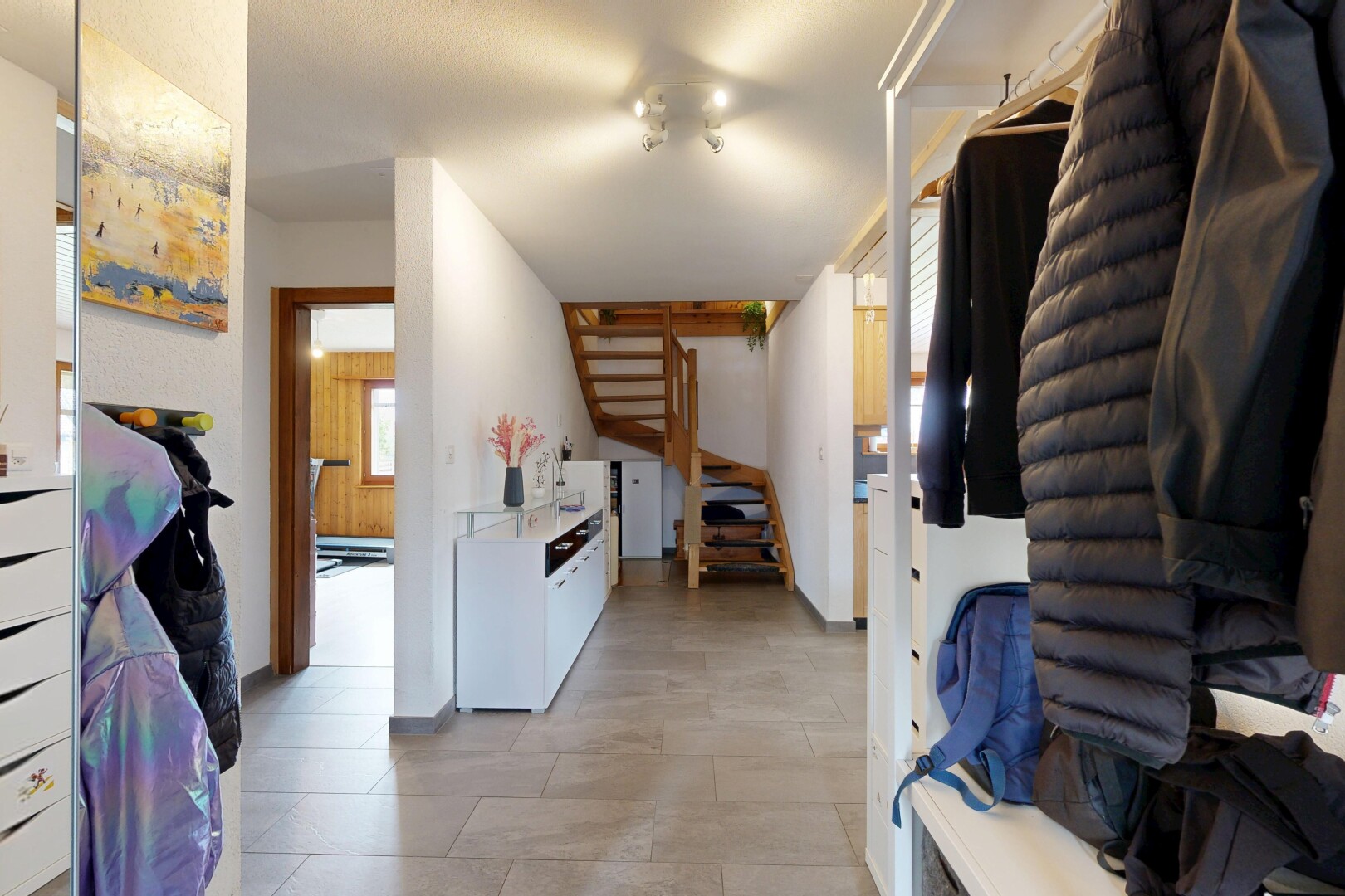 couloir avec inside property, lumière naturelle, natural light, cloison sèche, et drywall