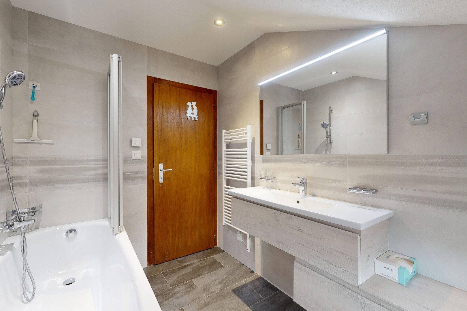 salle de bains avec lavabo (ou coiffeuse selon le contexte), salle de bain complète, inside property, light floor, et radiateur