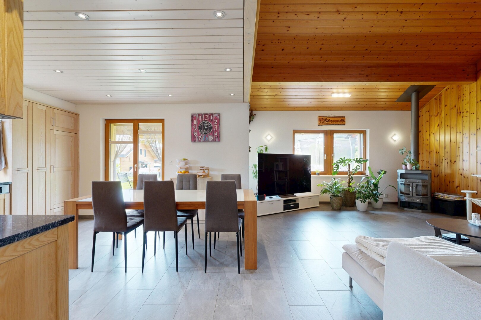 salon / salle à manger avec inside property, plafond en bois, wood ceiling, télévision, et light floor