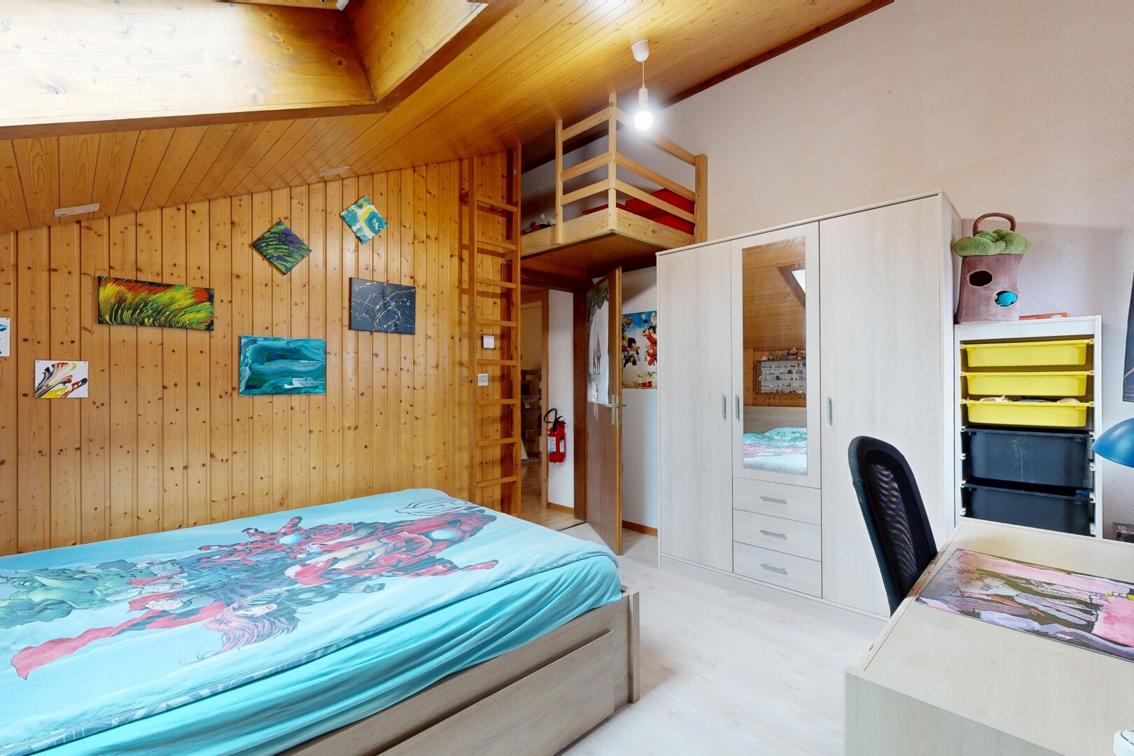 chambre avec plafond voûté, vaulted ceiling, inside property, mur en bois, et wood wall