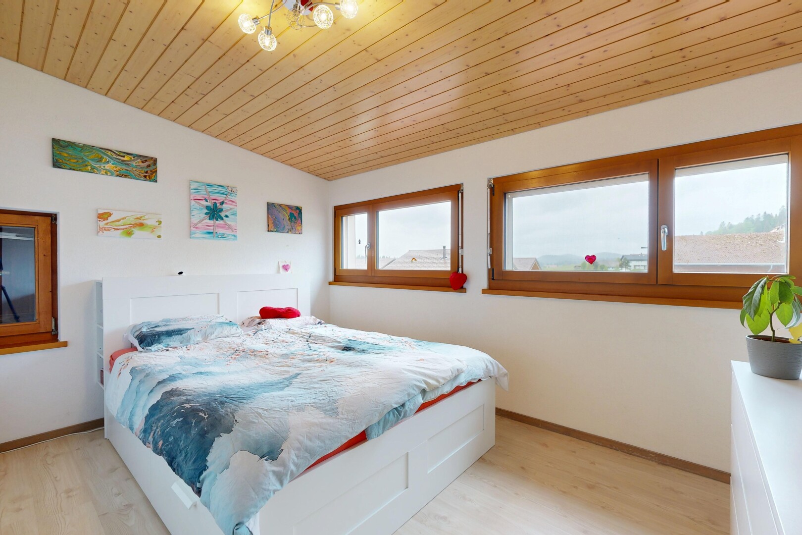 chambre avec light floor, inside property, plafond en bois, wood ceiling, et lumière naturelle