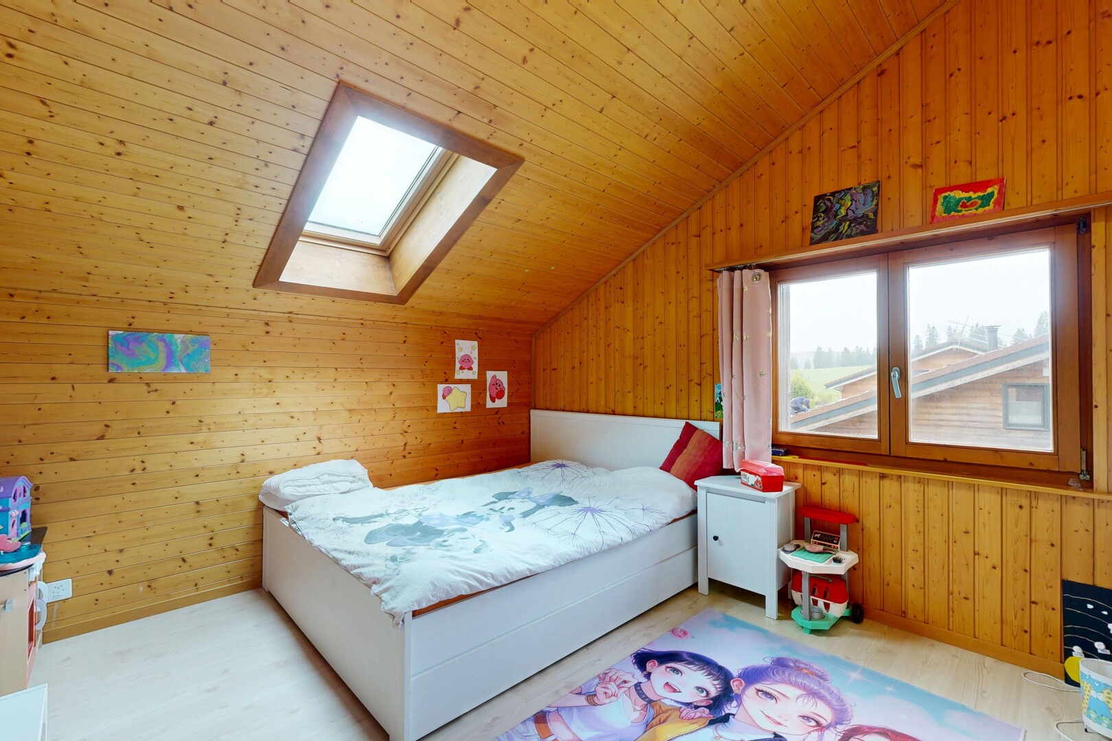 chambre avec mur en bois, wood wall, plafond voûté, vaulted ceiling, et inside property