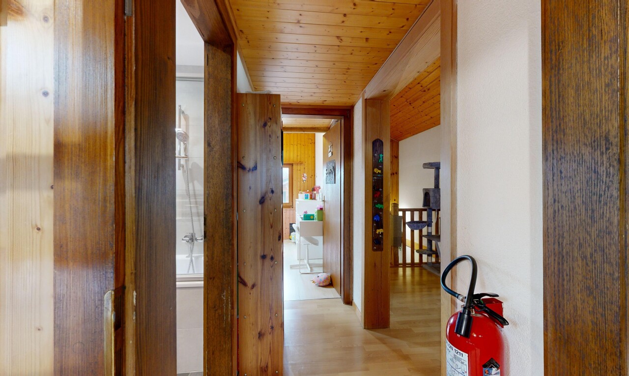 couloir avec plafond en bois, wood ceiling, sol en finition bois, wood finish floor, et inside property