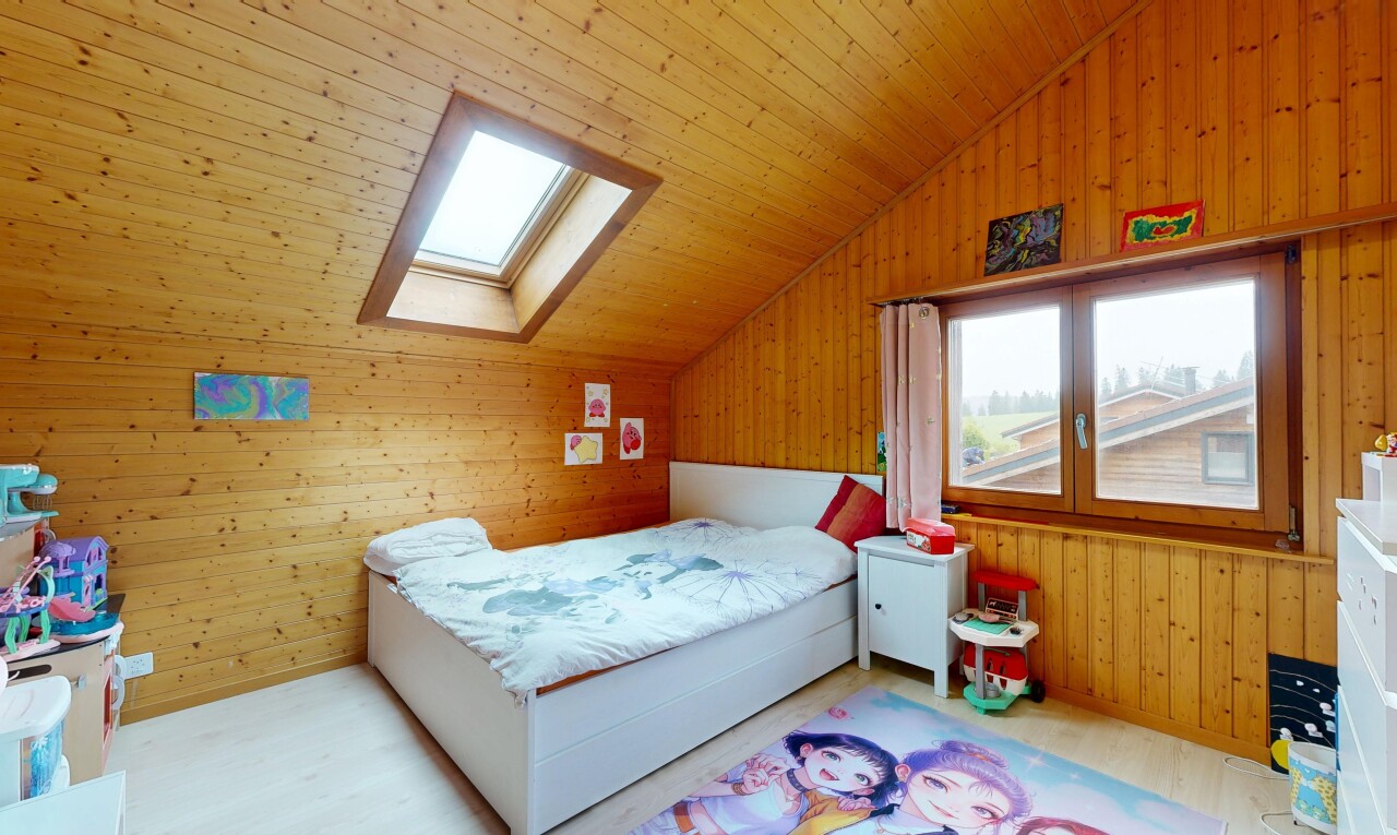 chambre avec mur en bois, wood wall, plafond voûté, vaulted ceiling, et inside property