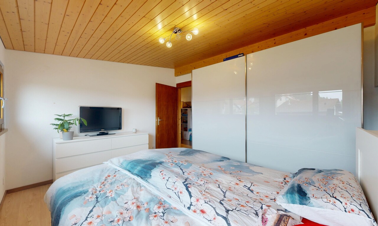 chambre avec drywall, cloison sèche, télévision, inside property, et wood ceiling