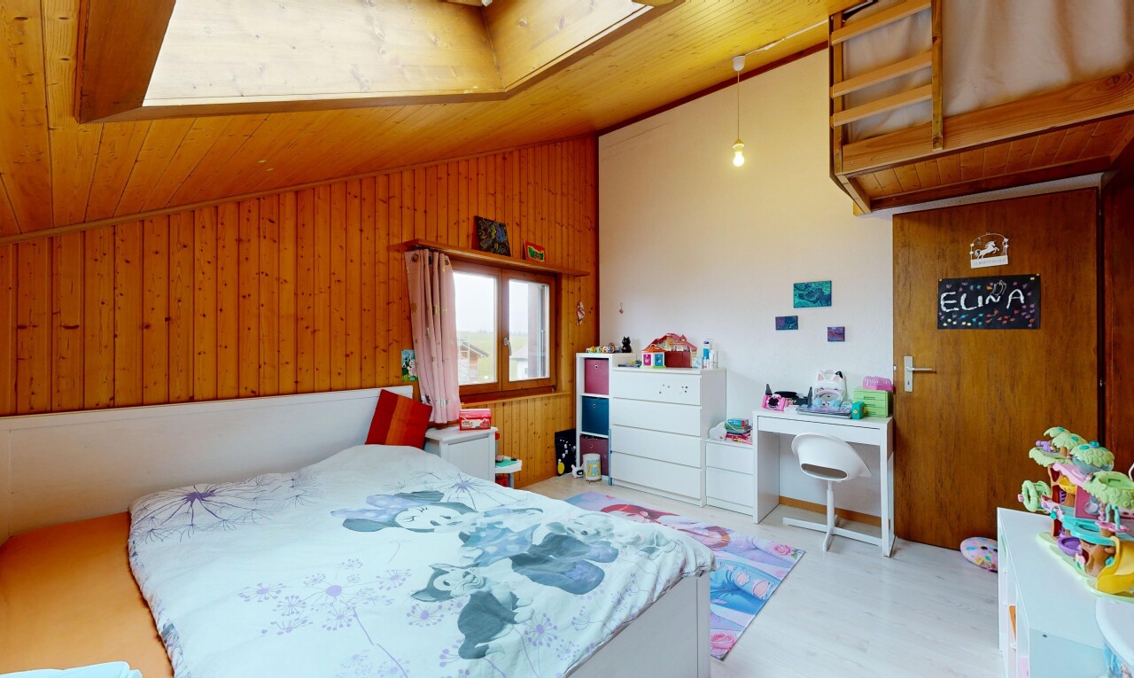 chambre avec mur en bois, wood wall, inside property, plafond voûté, et vaulted ceiling