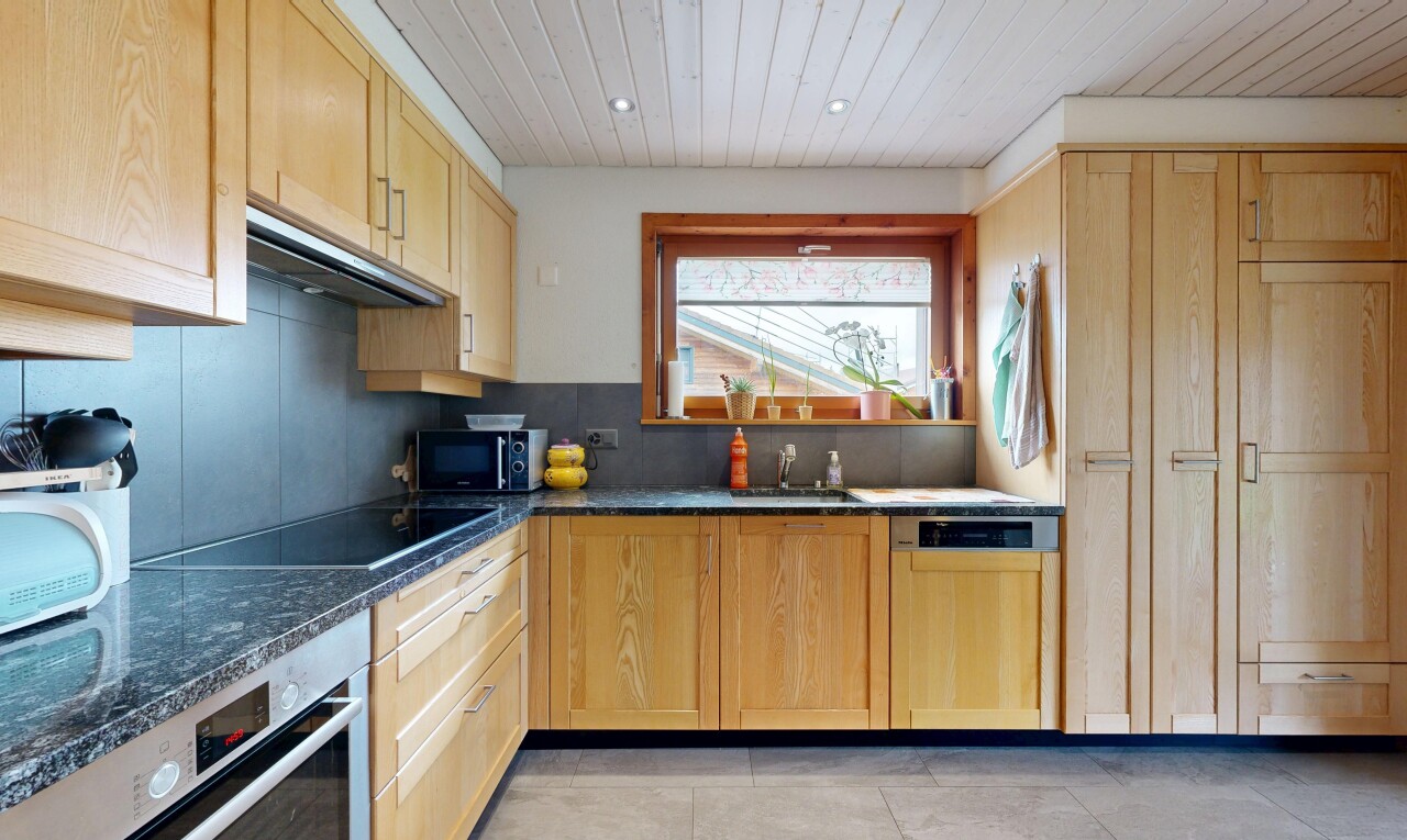 cuisine avec four, armoires de style shaker, shaker cabinets, armoires marron clair, et light brown cabinets