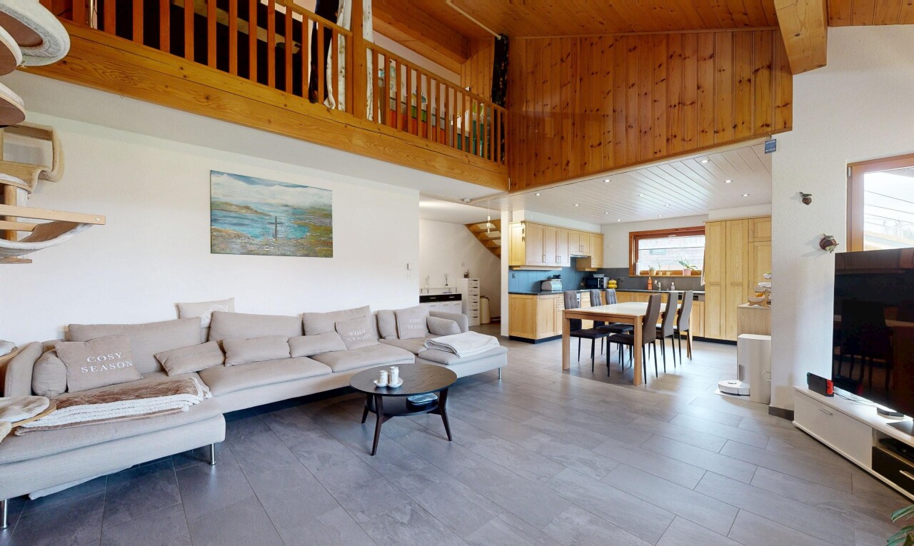 salon / salle à manger avec inside property, lumière naturelle, natural light, full kitchen, et plafond haut