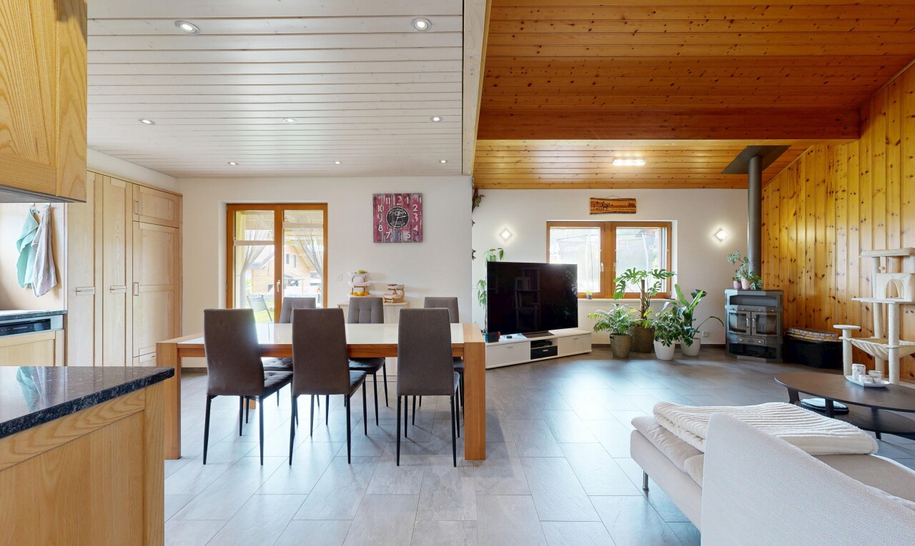 salon / salle à manger avec inside property, plafond en bois, wood ceiling, télévision, et light floor