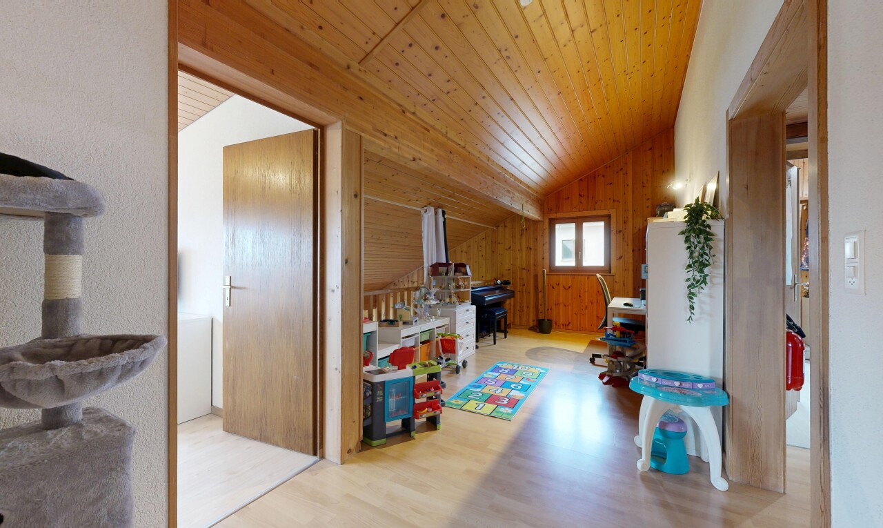 couloir avec wood ceiling, plafond en bois, wood finish floor, sol en finition bois, et wood wall