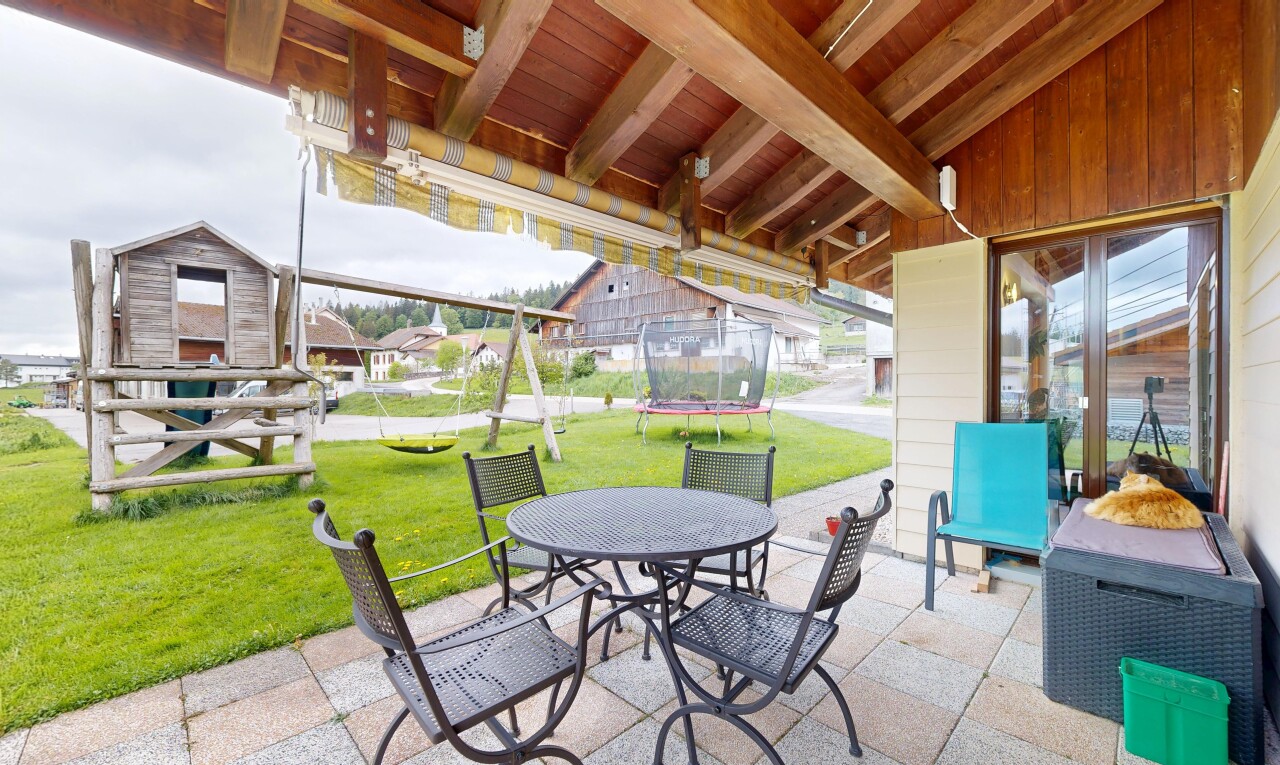 terrasse avec coin repas extérieur, trampoline, terrasse, pelouse, et overcast