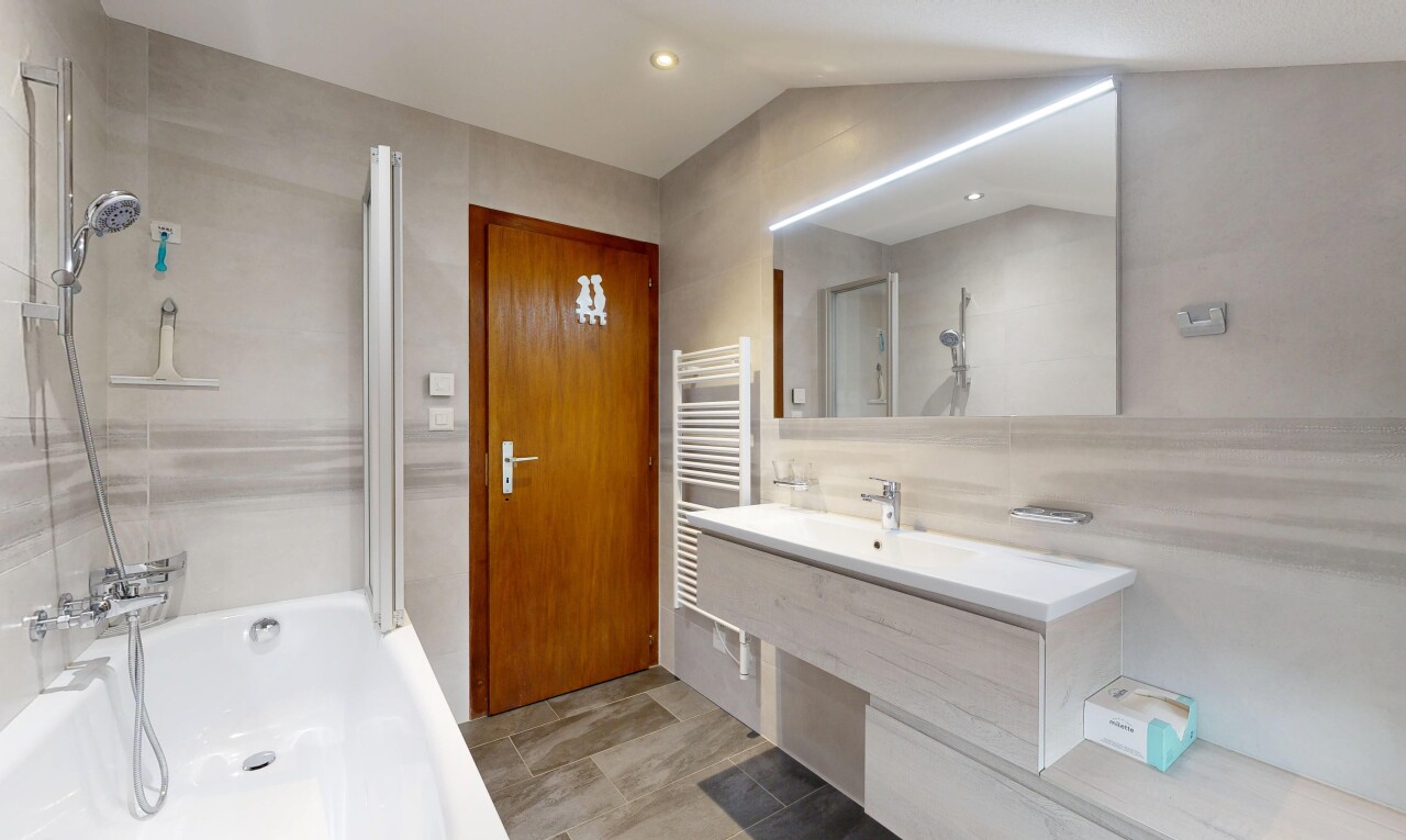 salle de bains avec lavabo (ou coiffeuse selon le contexte), salle de bain complète, inside property, light floor, et radiateur