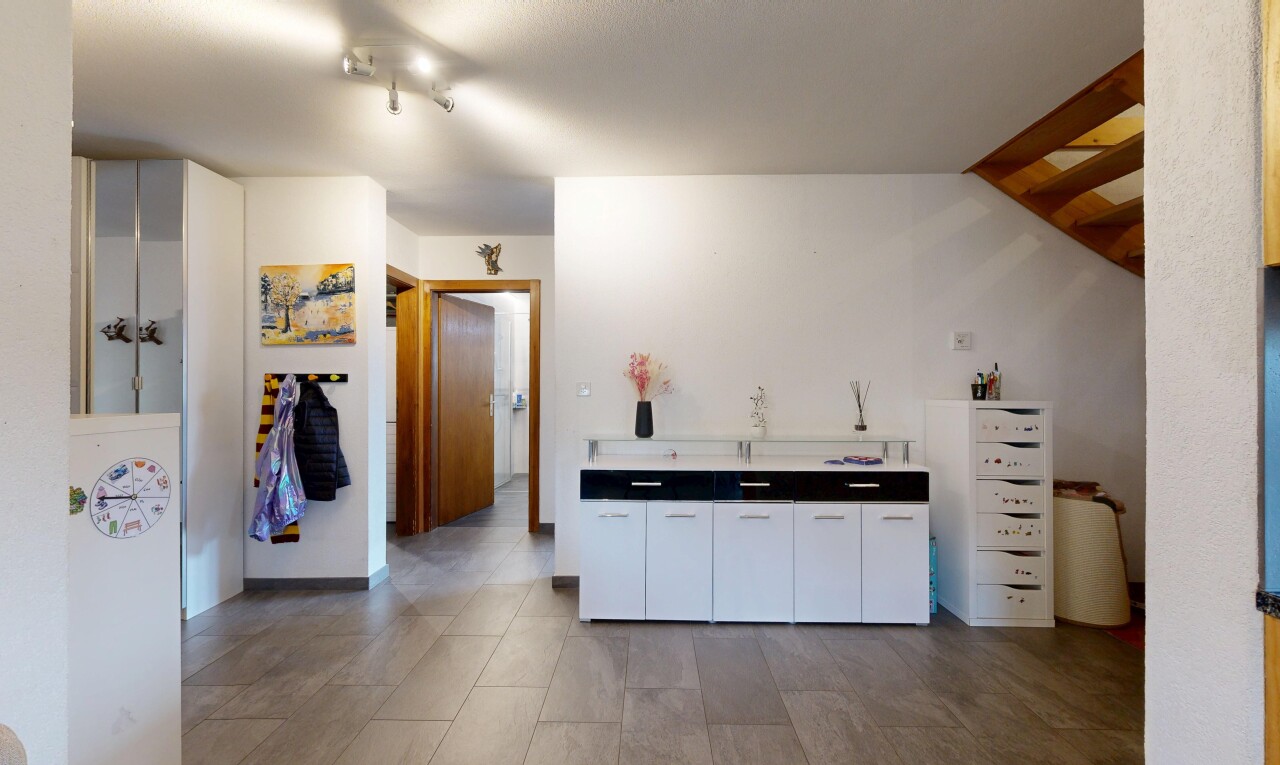 cuisine avec armoires blanches, white cabinets, inside property, cloison sèche, et drywall