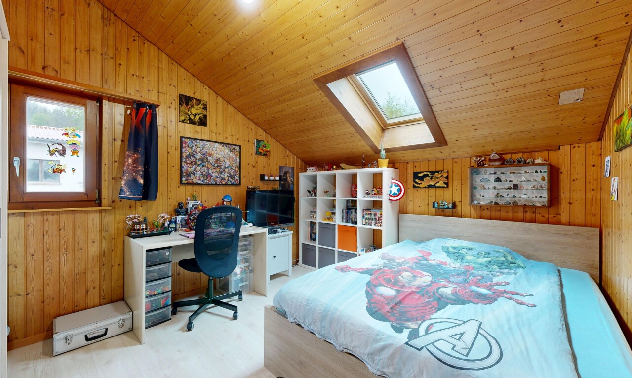 chambre avec wood wall, mur en bois, puits de lumière, inside property, et wood finish floor