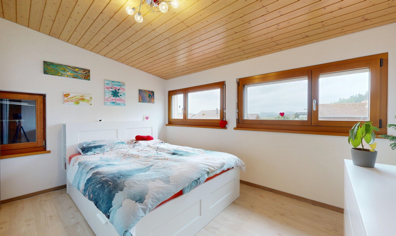 chambre avec light floor, inside property, plafond en bois, wood ceiling, et lumière naturelle