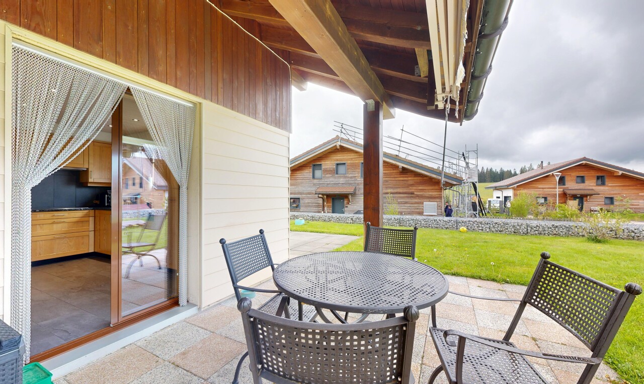 terrasse avec terrasse, from property, coin repas extérieur, overcast, et pelouse