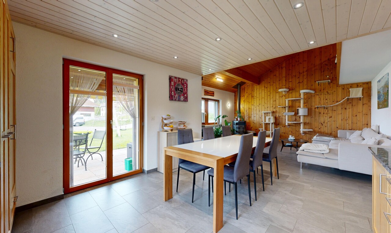 salle à manger avec vaulted ceiling, plafond voûté, wood wall, mur en bois, et inside property