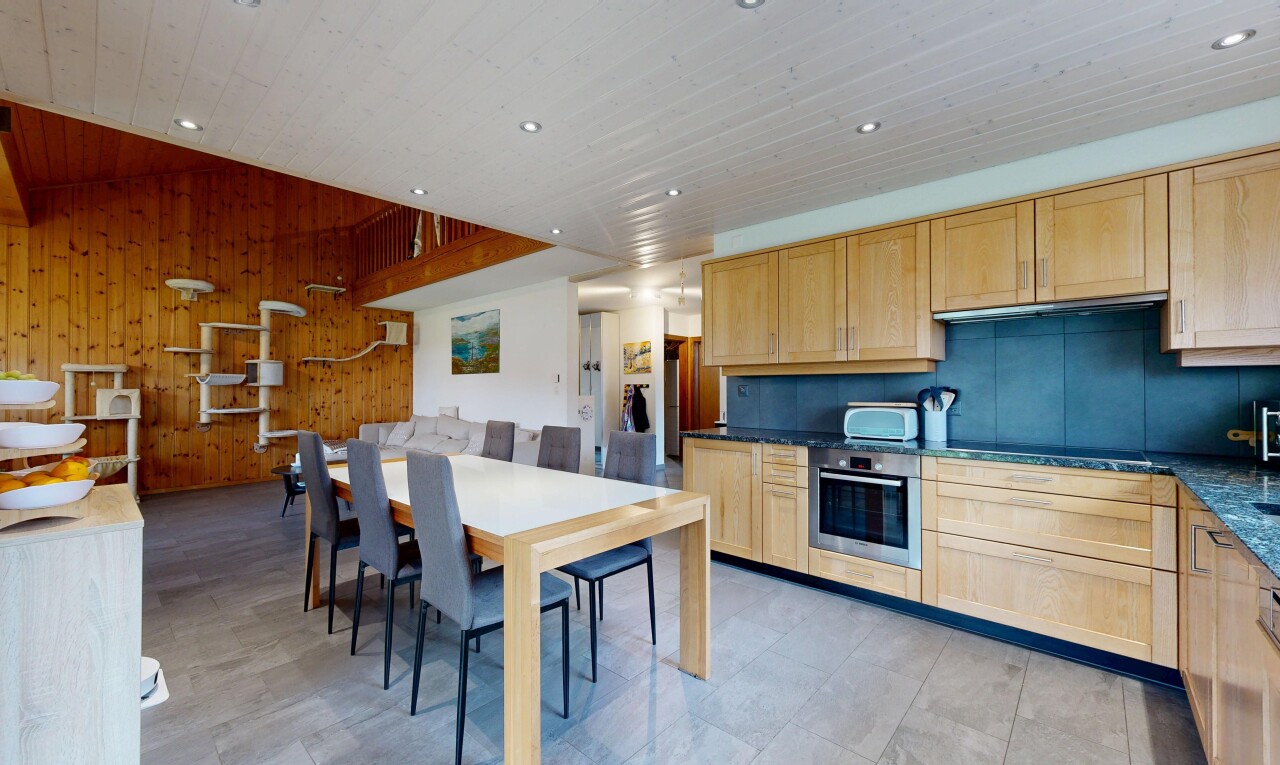 cuisine avec light brown cabinets, armoires marron clair, four, shaker cabinets, et armoires de style shaker