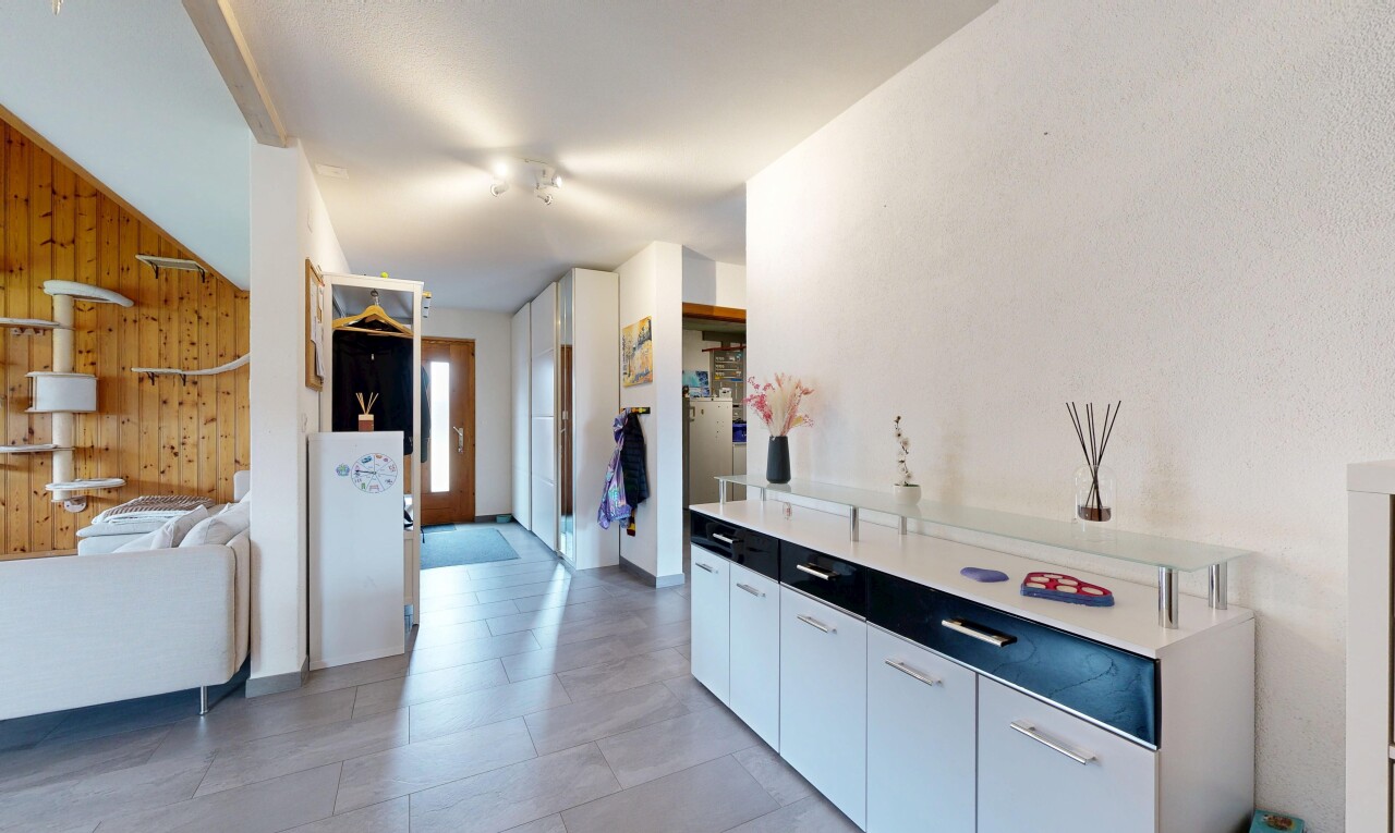 cuisine avec armoires blanches, white cabinets, inside property, light floor, et plans de travail