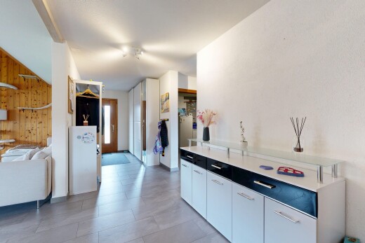 cuisine avec armoires blanches, white cabinets, inside property, light floor, et plans de travail
