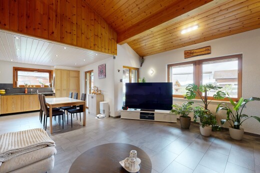 salon / salle à manger avec wood ceiling, plafond en bois, inside property, télévision, et natural light