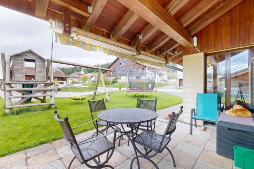 terrasse avec coin repas extérieur, trampoline, terrasse, pelouse, et overcast