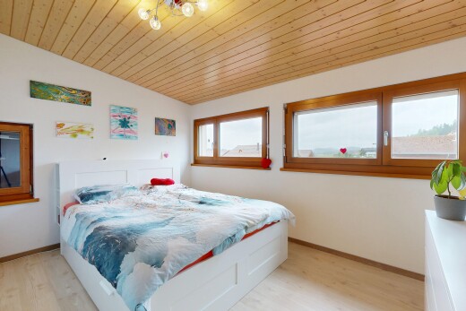 chambre avec light floor, inside property, plafond en bois, wood ceiling, et lumière naturelle